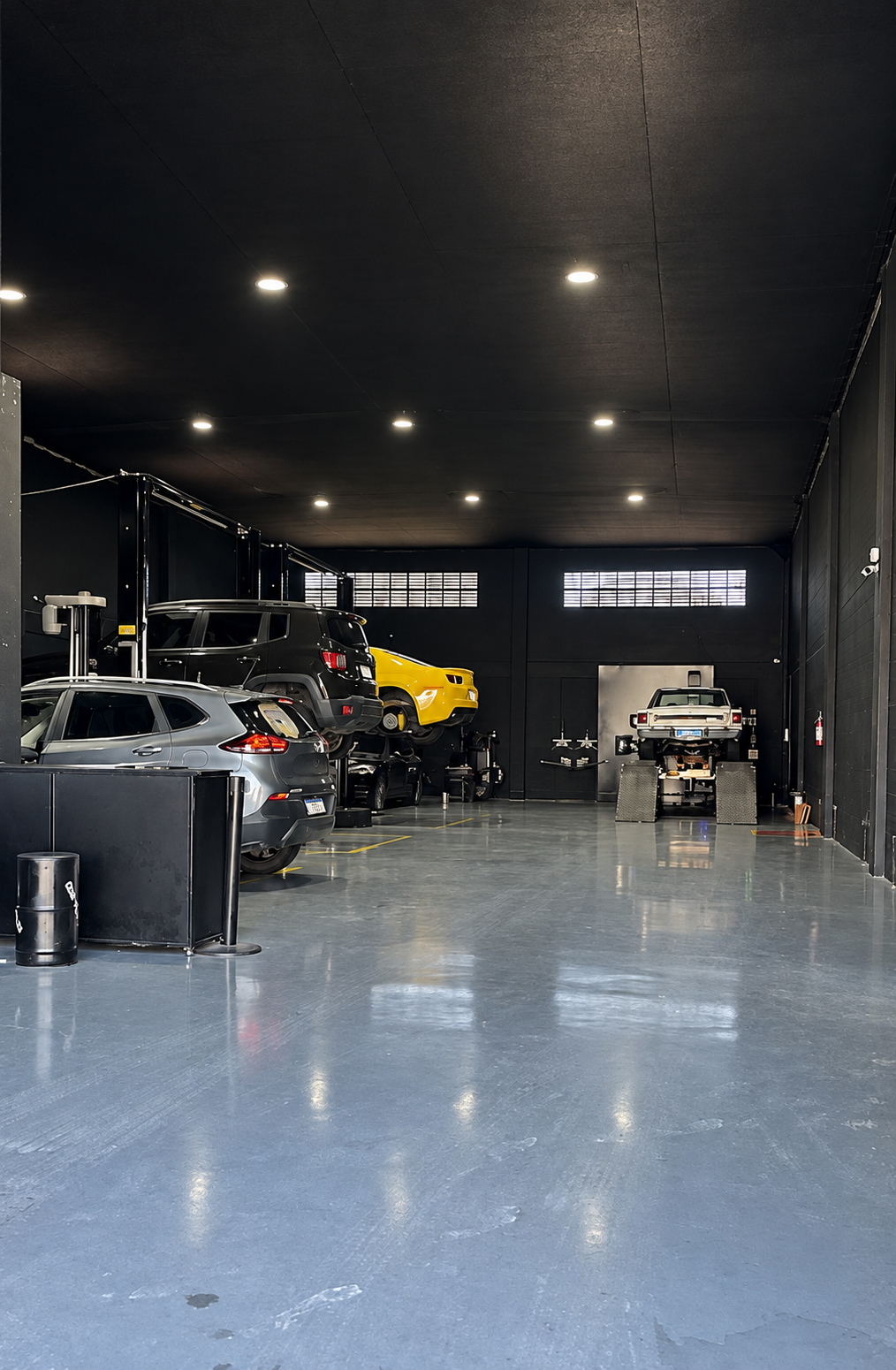 Visão ampla da oficina automotiva