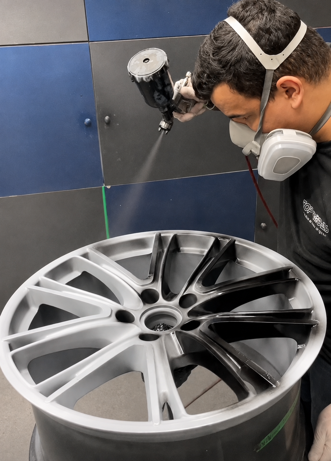 Profissional realizando pintura de uma roda
