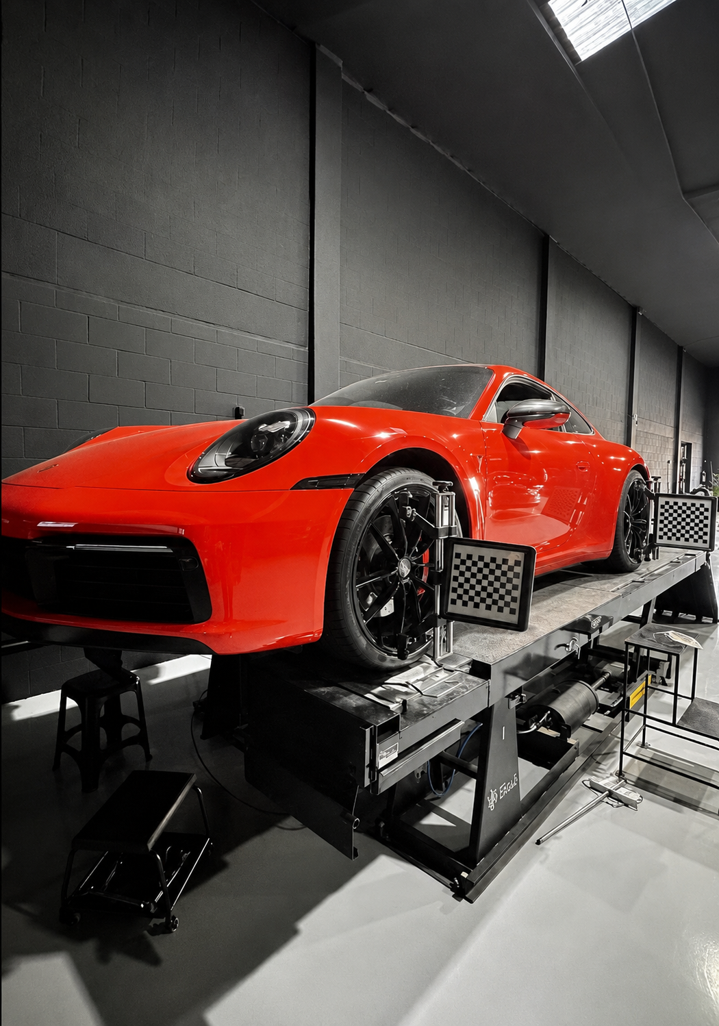 Carro vermelho no equipamento de geometria da Top Rodas